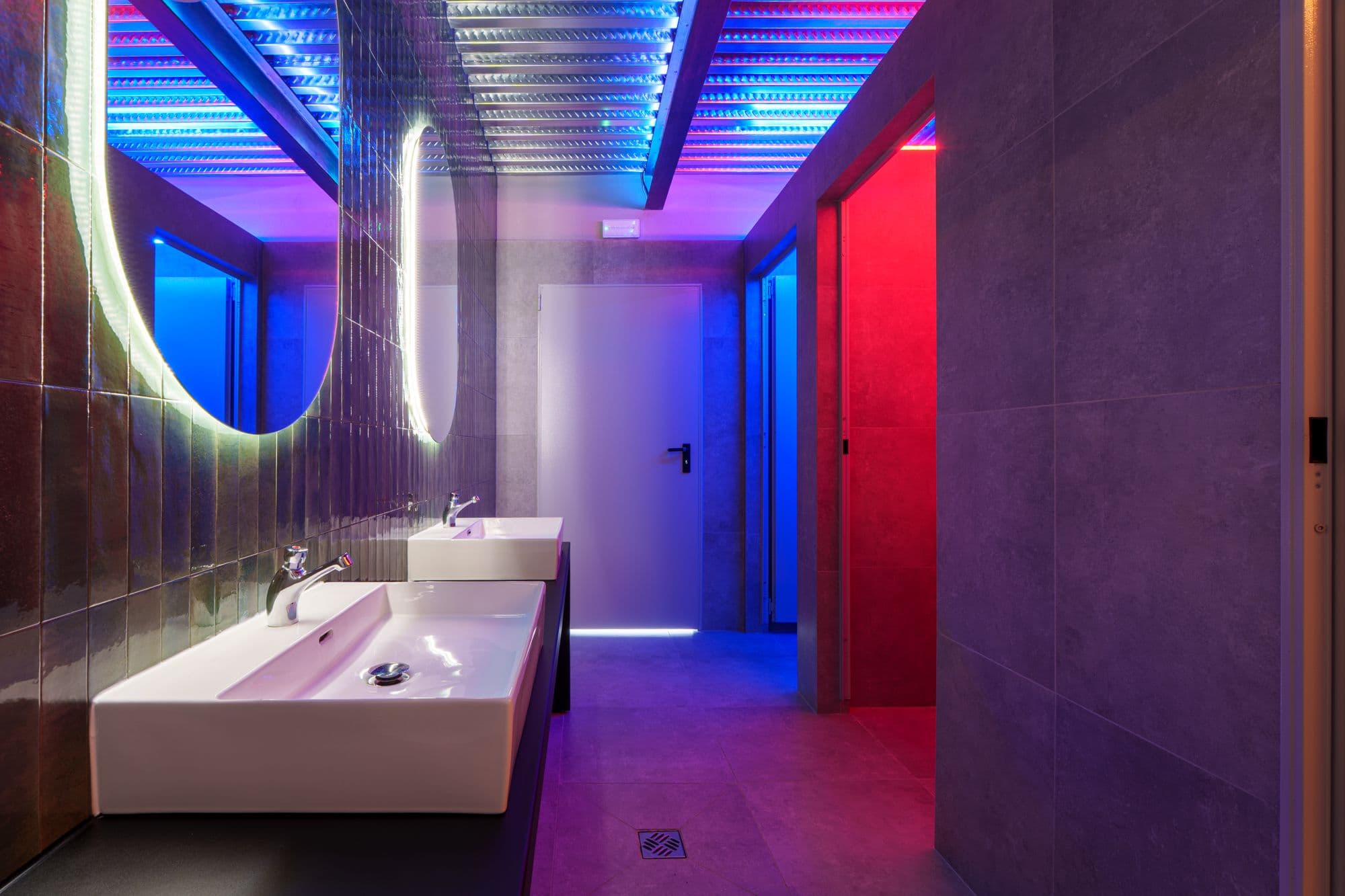 I bagni con LED blu e rossi