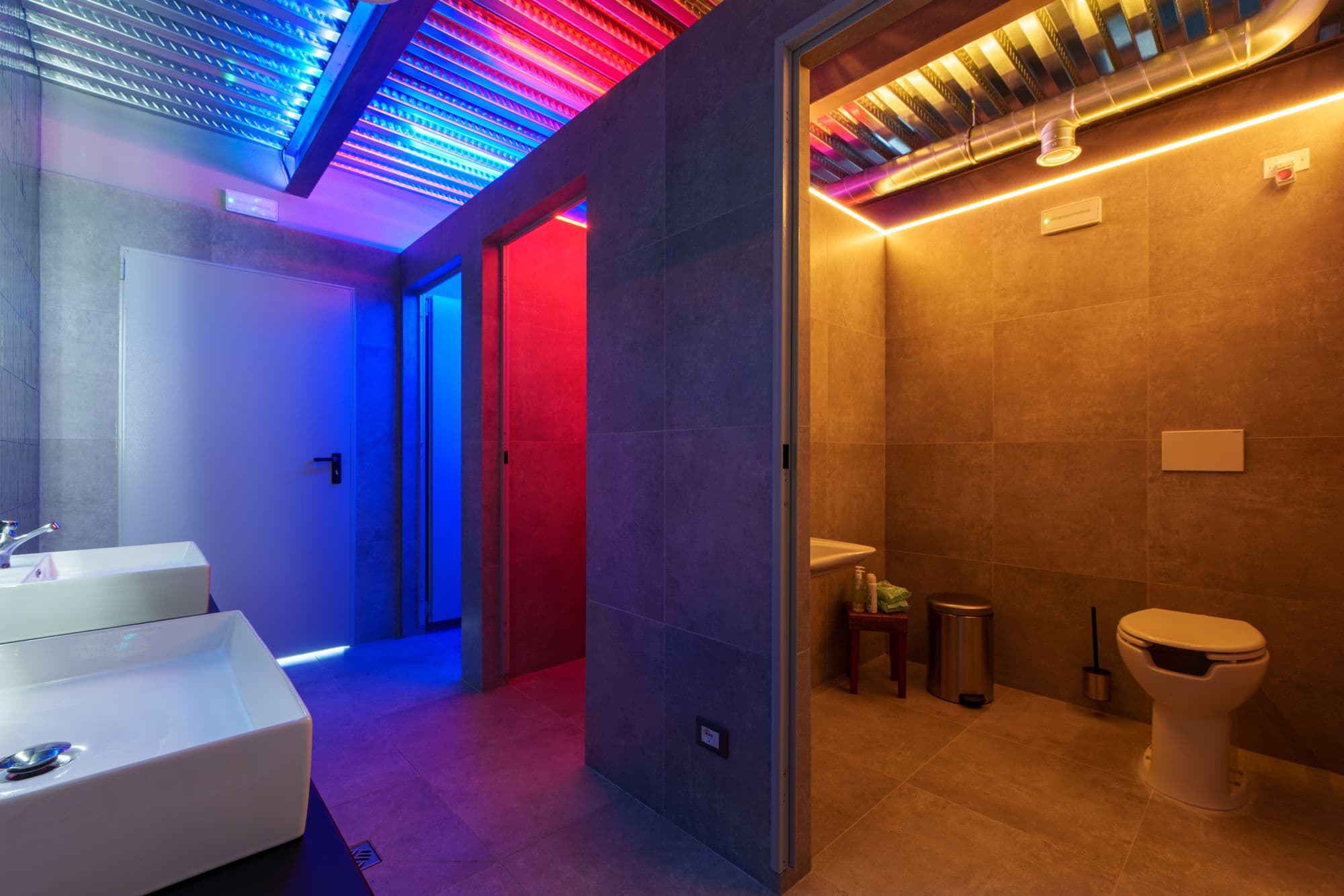 Il bagno con luce ambrata