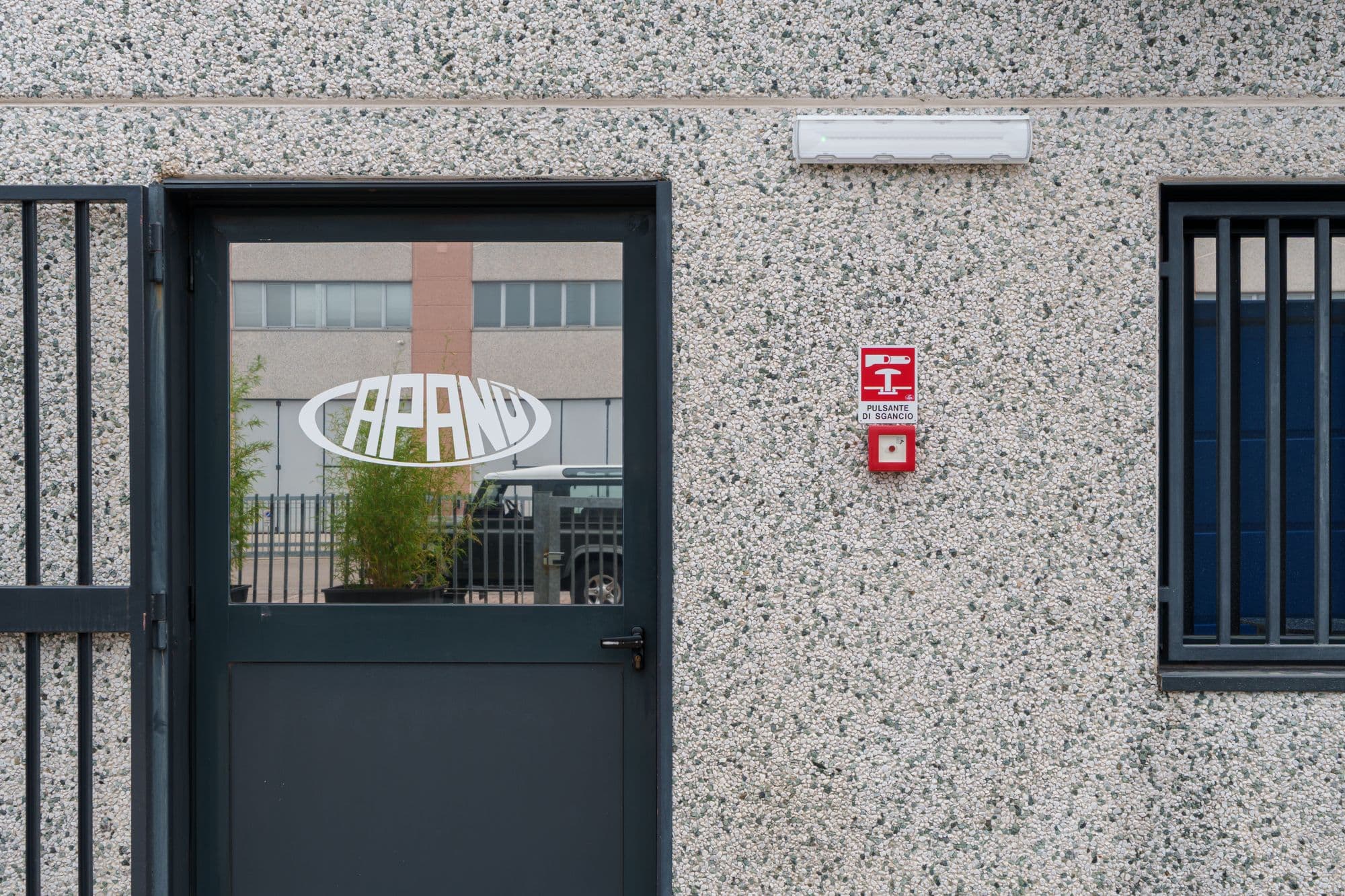 La porta d'ingresso con il logo Capanù