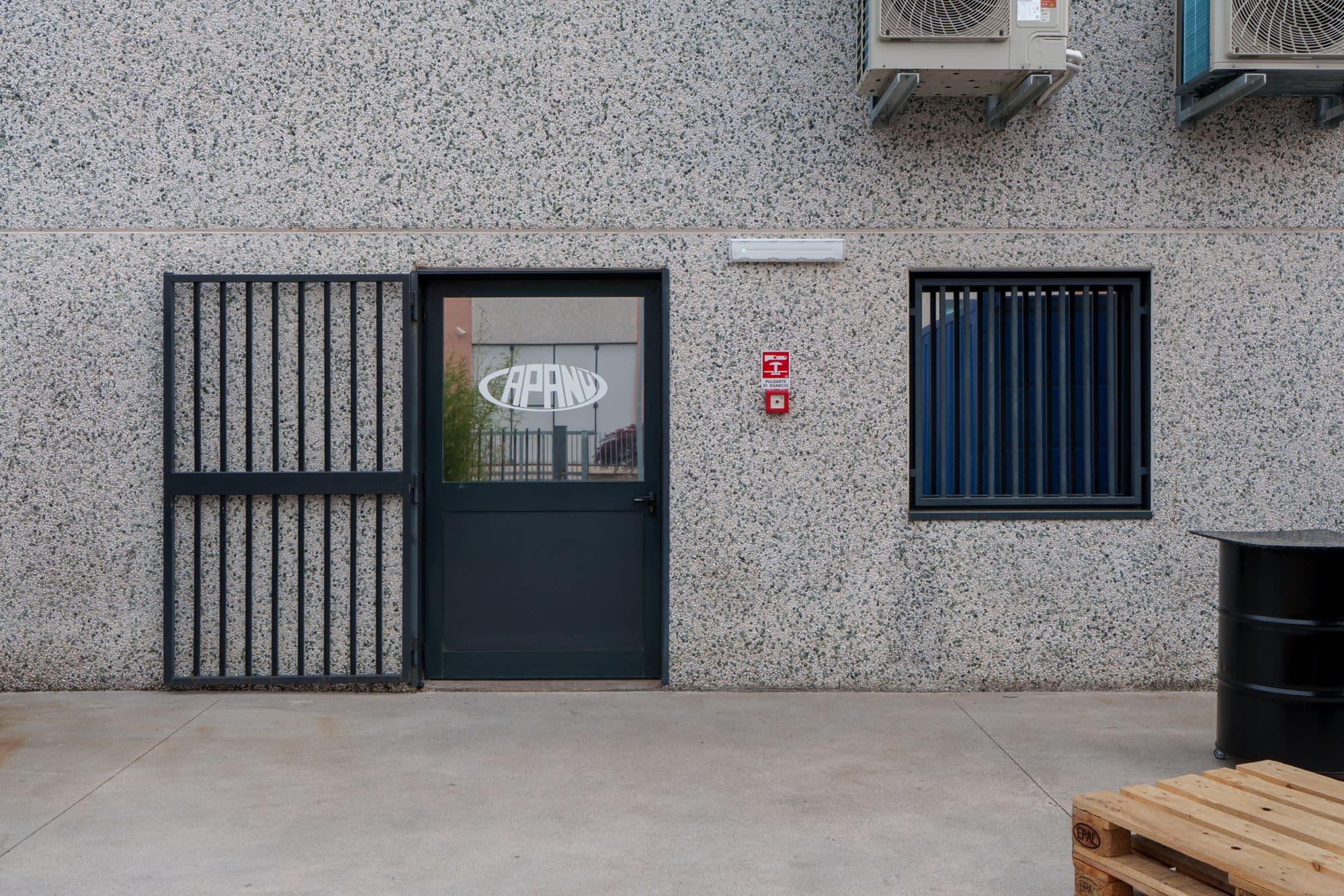 La porta d'ingresso di Capanù di giorno