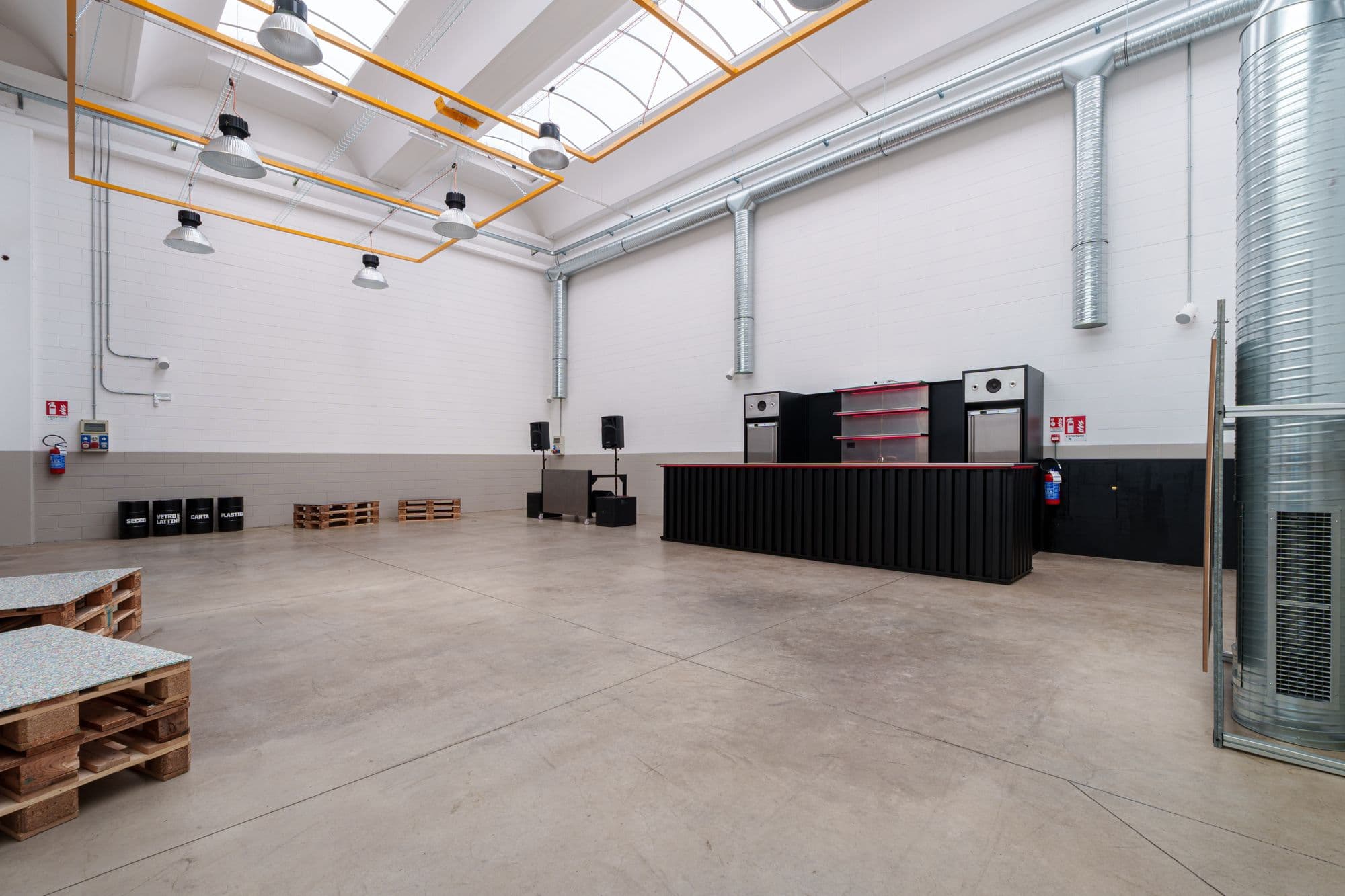 La sala con i tavoli in pallet