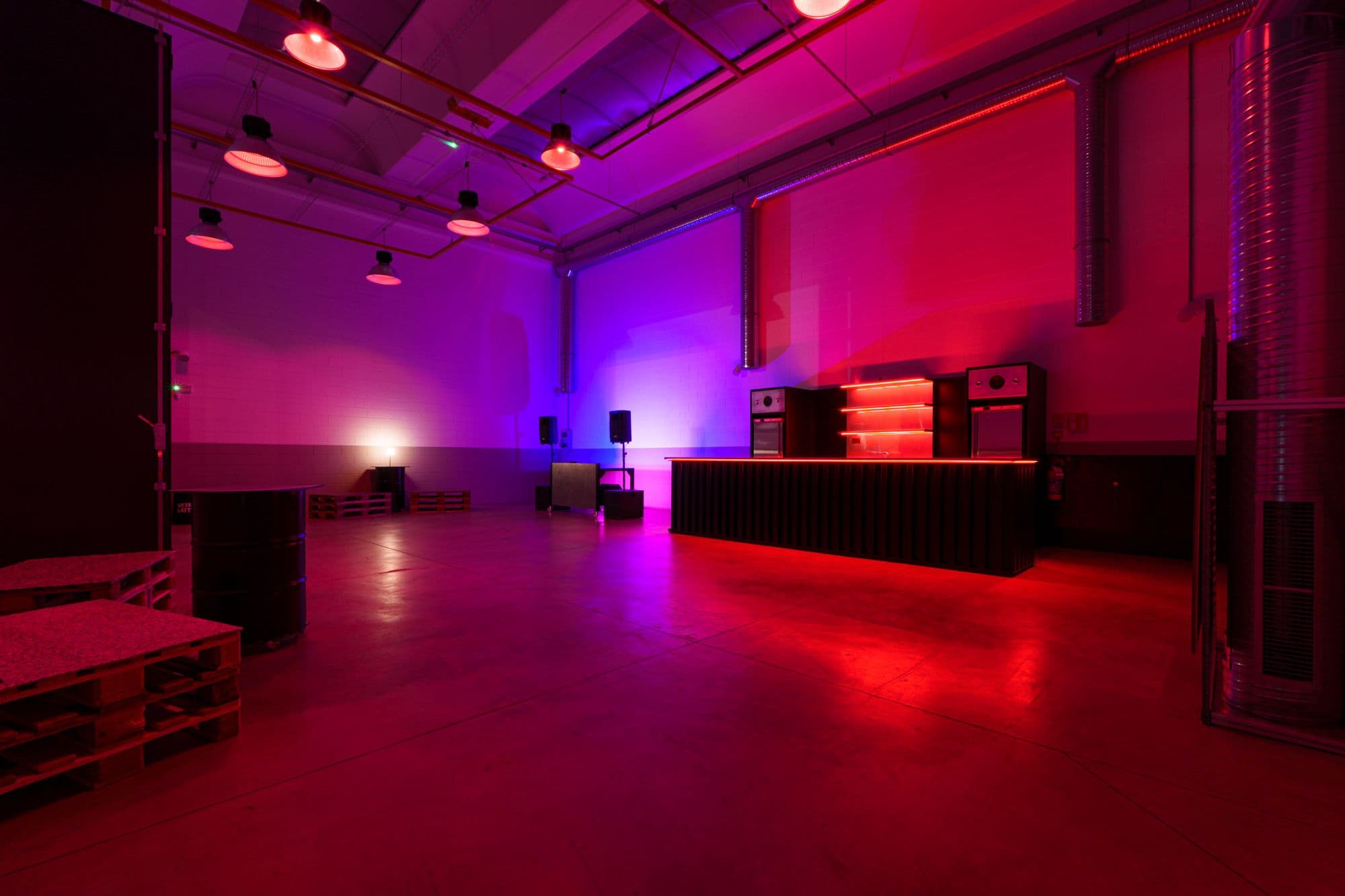 La sala illuminata di rosso e viola