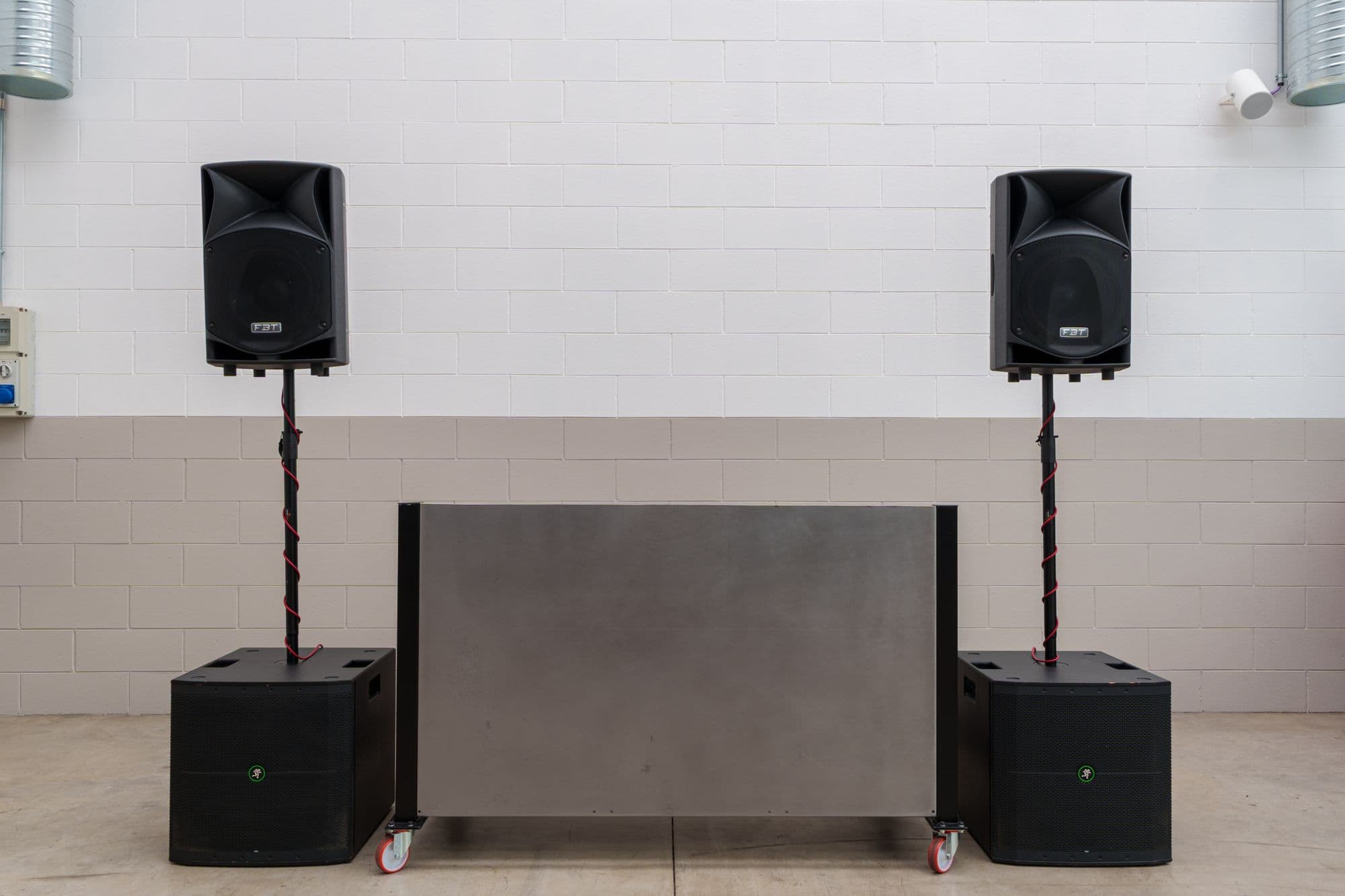 Il palco con l'impianto audio di giorno