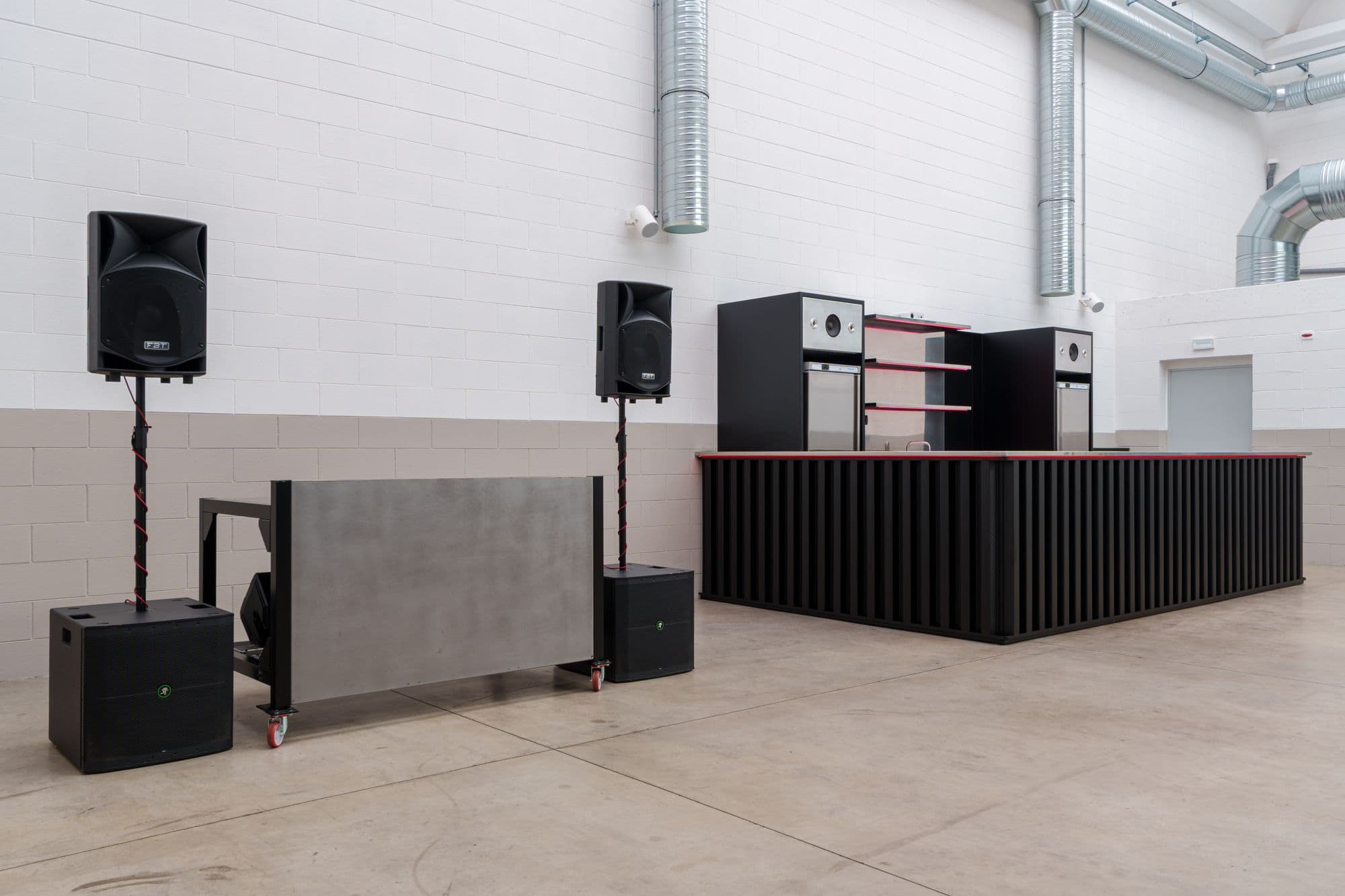Palco e bar nella sala principale di giorno