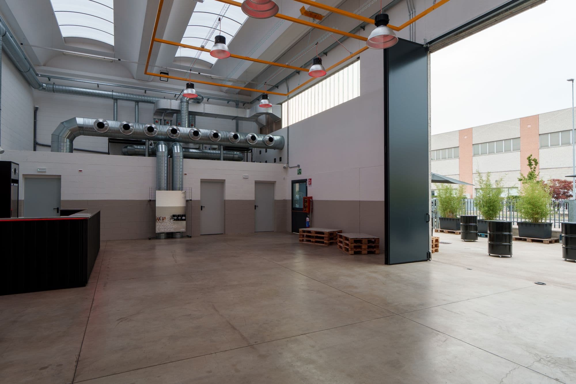 La sala verso il portone aperto di giorno